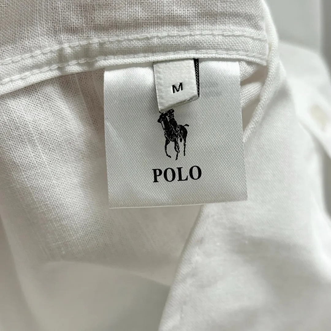 🅿️220 Ralph Lauren/Ralph Lauren early autumn linen embroidered shirt is made of custom-made natural plant fiber linen fabric with a unique bamboo texture. It has a simple and simple beauty. It has a loose fit and a three-dimensional upper body. The lines are smooth and natural. From the shoulder line to the waist line to the hem, the line transition is smooth. There are no unnecessary folds or accumulation. The whole body is neat and stretched. The chest is embellished with the iconic pony embroidery. Simple but highly recognizable. The color transition of the embroidery thread is natural. The stitches are even and uniform in size. The stitches can also connect naturally and the lines are smooth and not stiff. Size: S M L XL